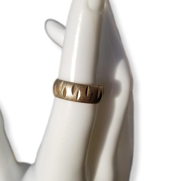 UNCAS VINTAGE GOLD FILLED DIAMOND CUT DESIGN BAND SIZE 6 - Picture 2 of 5